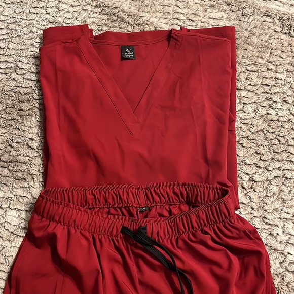 VIAOLI Womans jogger scrubs in Burgundy - Picture 3 of 4